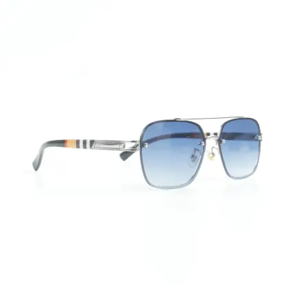 Burberry巴宝莉BBR 偏光系纯钛镜架银色太阳眼镜 有效防紫外线,消除眩光,达到全面的保护.纯钛轻质感是必须的,一点没有压迫感!生猛的硬货,不管你现在有没有墨镜都要入一个,深圳代工厂生产,准备发往英国品牌商总部,因为某些原因不达标,滞留了下来!纯钛的银色镜框配上渐变茶色的镜片,作为今年经典潮流镜型,镜片上雕刻了品牌logo,镜架尾部以BBR经典元素装饰,显得更加高贵-大气-上档次!配专柜眼镜包装.